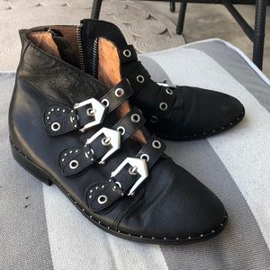 SILVER BUCKLE BLACK BOOTIES
